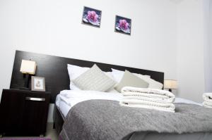 Ένα ή περισσότερα κρεβάτια σε δωμάτιο στο Apartament IKAR z ogródkiem, blisko morza