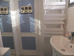 a bathroom with a shower backdoor and a sink at residence Les Canaries in Le Pouliguen
