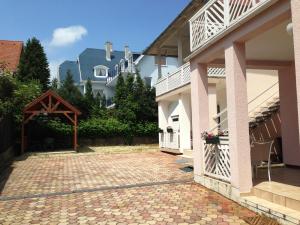 a courtyard of a house with a brick driveway at Villa Galina Hévíz in Hévíz