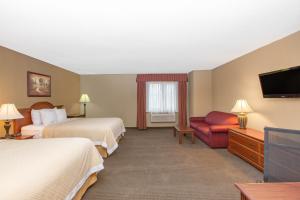 サリダにあるDays Inn by Wyndham Salina I-70のベッド2台とソファがあるホテルの部屋 +62枚の写真