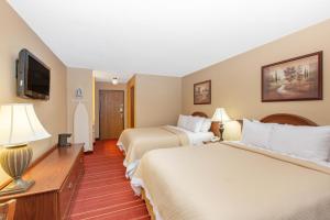 Ένα ή περισσότερα κρεβάτια σε δωμάτιο στο Days Inn by Wyndham Salina I-70