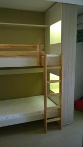 サン・ラファエルにあるRésidence Valescureの二段ベッド2組付きの二段ベッド付きの部屋