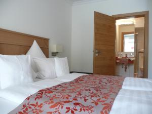 Postel nebo postele na pokoji v ubytování Hotel Garni Rheinpracht + 37 fotografií