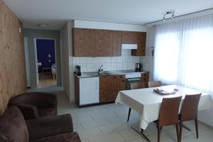 eine Küche und ein Wohnzimmer mit einem Tisch und Stühlen in der Unterkunft Mischi in Saas-Fee