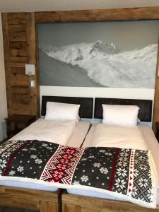 Postel nebo postele na pokoji v ubytování Mountain Lodge Sedrun