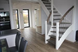 ein Wohnzimmer mit einer Treppe und einer Treppe in der Unterkunft Nummer Zwo in Helgoland