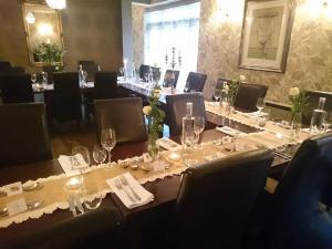 een vergaderzaal met een lange tafel met glazen bij Satis House Hotel in Yoxford
