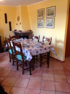 a dining room with a table with chairs and a tablecloth on it at Appartamento i Cerri in Rocca di Cambio
