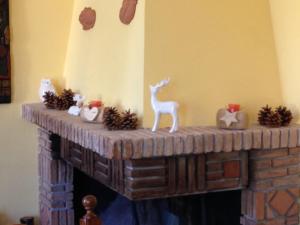 a fireplace with christmas decorations on top of it at Appartamento i Cerri in Rocca di Cambio