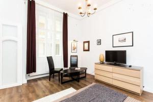 Televízia a/alebo spoločenská miestnosť v ubytovaní Private Apartment Centertown + 11 fotografií