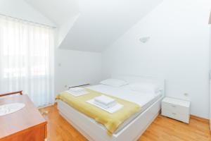 Postel nebo postele na pokoji v ubytování Mediterranean Blue Apartments
