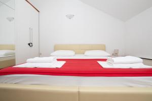 Postel nebo postele na pokoji v ubytování Mediterranean Blue Apartments