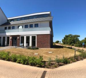 黑尔戈兰岛Nummer Zwo的一座前面有草坪的大楼