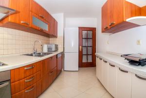 Kuchyň nebo kuchyňský kout v ubytování Mediterranean Blue Apartments