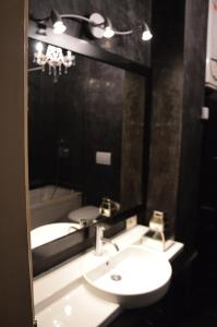 een badkamer met een wastafel en een spiegel bij Una finestra su Castel Sant'Angelo in Rome