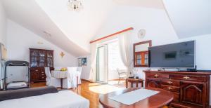 TV a/nebo společenská místnost v ubytování Mediterranean Blue Apartments