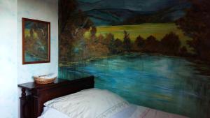 ボルゴマネーロにあるIl Nido del Pettirossoの壁画のあるベッドルーム