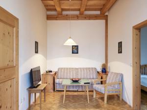 salon z kanapą i stołem w obiekcie Ferienwohnung Raderhaus w mieście Mauterndorf
