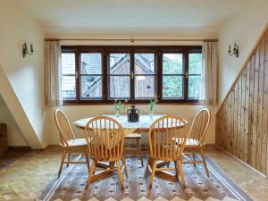 jadalnia ze stołem i 4 krzesłami w obiekcie Ferienwohnung Raderhaus w mieście Mauterndorf