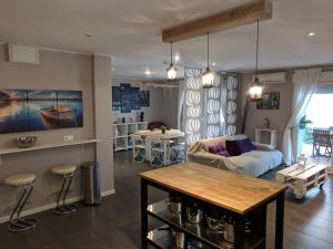 uma sala de estar com um sofá e uma mesa em Modern Villa apartment & private pool em Xàtiva