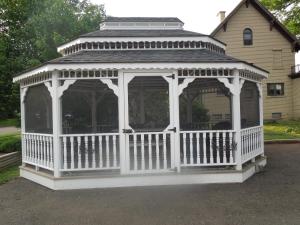 un cenador blanco frente a una casa en Seneca Clipper Inn, en Watkins Glen