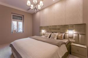 A bed or beds in a room at Xen Premium Apartment