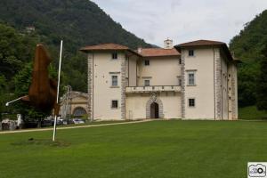 ein großes Haus mit grünem Rasen davor in der Unterkunft Vacanze a Viareggio in Viareggio
