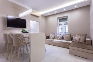 sala de estar con sofá y mesa en Xen Premium Apartment, en Budapest