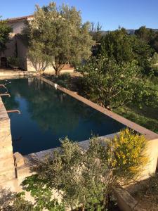 Bazén v ubytování La Bastide des Jonquets nebo v jeho okolí
