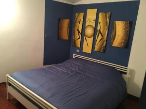 Un dormitorio con una cama y cuadros en la pared. en Villetta Elise, en Padenghe sul Garda 22 fotos más