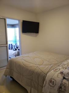 Uma cama ou camas num quarto em Apto com Vista para o Mar e ampla Varanda Gourmet