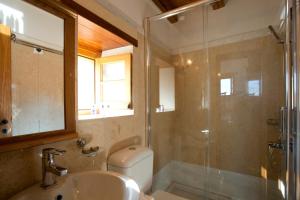 A bathroom at Likinia Hotel