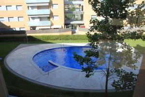 トッサ・デ・マールにあるCalidad-precio un 10, Apartamento maravillosoの建物のある庭のスイミングプール