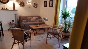 een woonkamer met een bank en een tafel bij " LA BIENVENUE " in Ploemeur +20 foto's