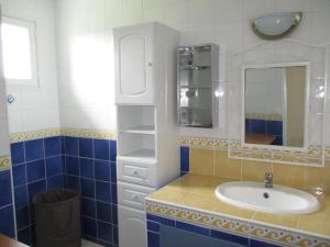 y baño con lavabo y espejo. en Logement Soulac sur mer, en Soulac-sur-Mer