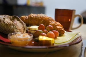 汉堡Schiffshotel "Schlafen im Hafen"的包括面包、葡萄和羊角面包的食品