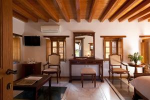 A television and/or entertainment centre at Likinia Hotel