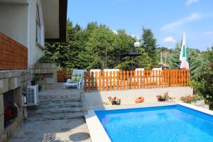 O vedere a piscinei de la sau din apropiere de Къща за гости-"Борики"-Габрово