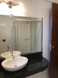 Bilik mandi di Roll Inn Hotel +14 gambar