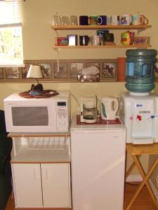 Kuhinja oz. manjša kuhinja v nastanitvi Silvern Lake Trail Bed and Breakfast