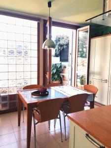 a kitchen with a table and chairs in a kitchen at Baldissera in Estella