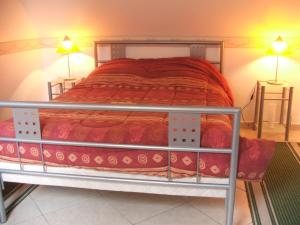 Bett in einem Zimmer mit zwei Lampen an zwei Tischen in der Unterkunft APPARTEMENT WISSANT in Wissant