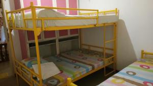 Yellow House Vacation Rental في سوبيك: غرفة بها سرير بطابقين
