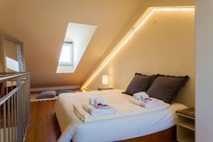 ein Schlafzimmer mit einem Bett mit Handtüchern darauf in der Unterkunft Exquisit Flat Left in Lissabon