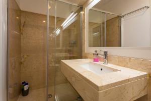 ein Badezimmer mit Waschbecken und Dusche in der Unterkunft Exquisit Flat Left in Lissabon + 18 Fotos
