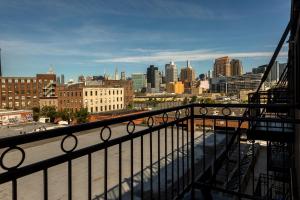 desde un balcón con vistas al perfil urbano en The Box House Hotel, en Brooklyn