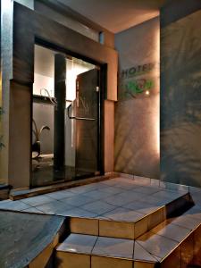 ein Ankleidezimmer mit einem Spiegel und einer Bank in der Unterkunft Noria Hotel in Villa Carlos Paz