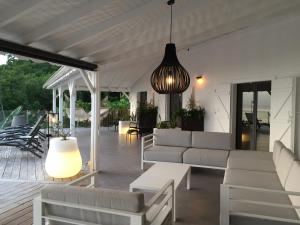 Posezení v ubytování Sunset Bay - Luxueuse villa et sa magnifique vue les Ilets Pigeon