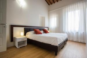A bed or beds in a room at San Lorenzo Apartments