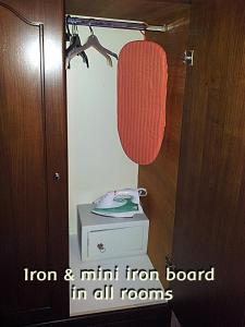 una camera con servizi igienici e un cartello che legge ferro e asse da stiro alla menta di Lindos Panorama a Líndos